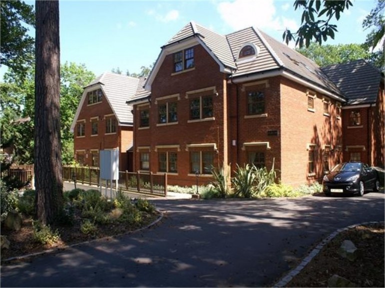 136 Upper Chobham Road ,Surrey GU15 1EL