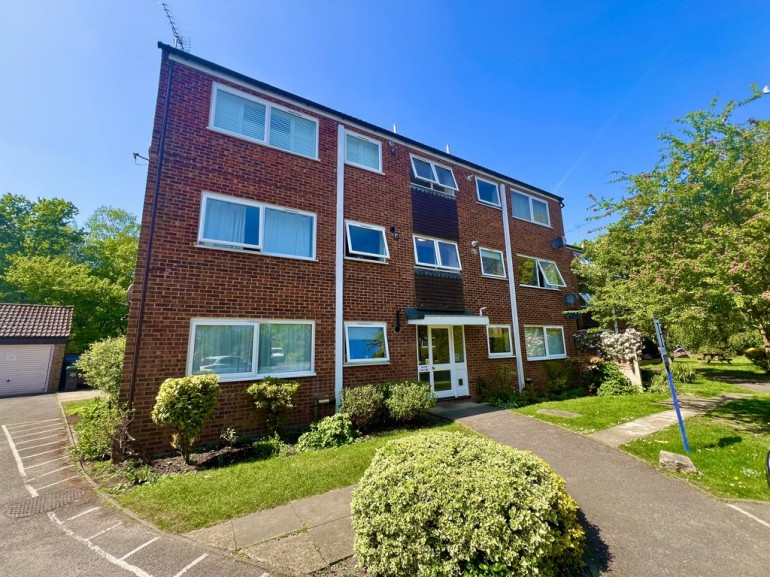 Henley Drive Frimley Green,Surrey GU16 6JT